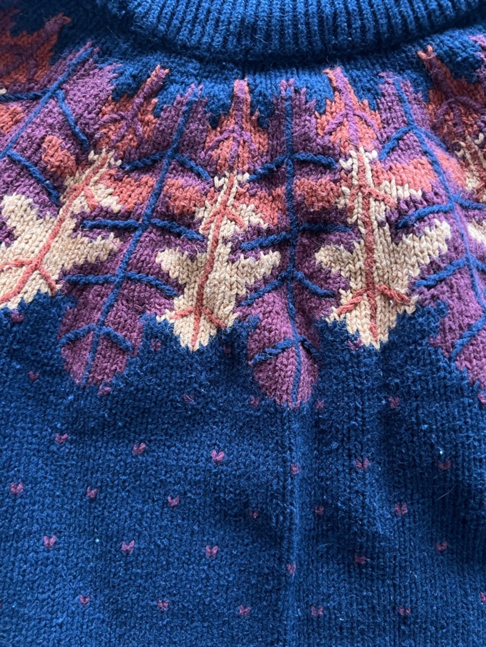Van Heusen Hand Embroidered Navy Sweater with Autumn Leaf - L - Picture 4 of 9